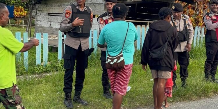 Patroli Dialogis Sat Samapta Polres Sarmi, Sambangi Tradisi Siram Air Masyarakat Pasca Tahun Baru