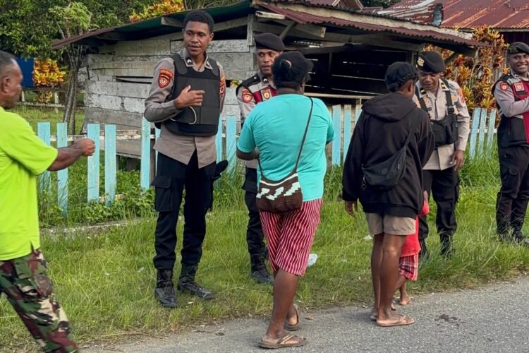 Patroli Dialogis Sat Samapta Polres Sarmi, Sambangi Tradisi Siram Air Masyarakat Pasca Tahun Baru