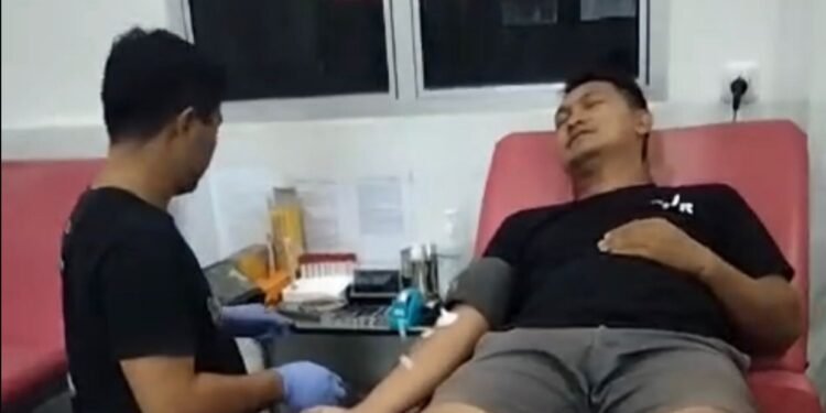Wujud Kepedulian dan Rasa Kemanusiaan, Anggota Kodim 1310/Bitung Bantu Donorkan Darah Untuk Ibu Yang Akan Melahirkan