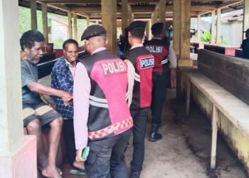 Personel Pos Shelter Sat Samapta Polres Sarmi Laksanakan Patroli di Pasar Sentral Mararena