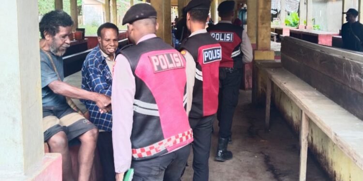 Personel Pos Shelter Sat Samapta Polres Sarmi Laksanakan Patroli di Pasar Sentral Mararena