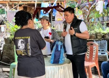 Peduli Warga Kurang Mampu, Anggota Koramil Lembeh Dampingi Penyaluran Bantuan Sembako