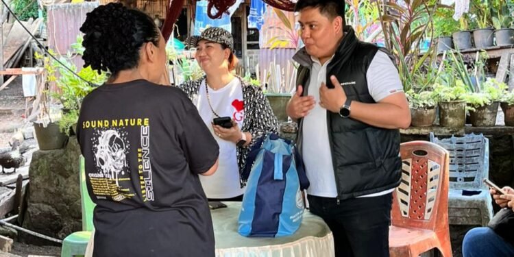 Peduli Warga Kurang Mampu, Anggota Koramil Lembeh Dampingi Penyaluran Bantuan Sembako