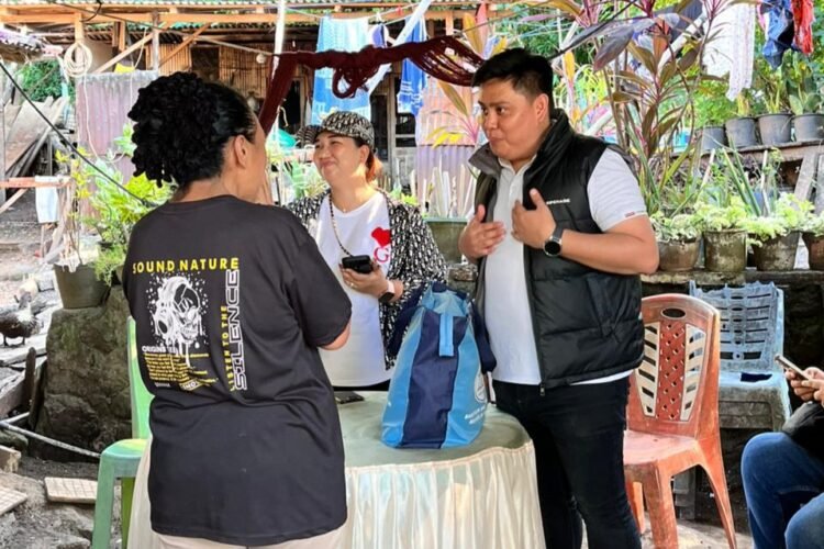 Peduli Warga Kurang Mampu, Anggota Koramil Lembeh Dampingi Penyaluran Bantuan Sembako