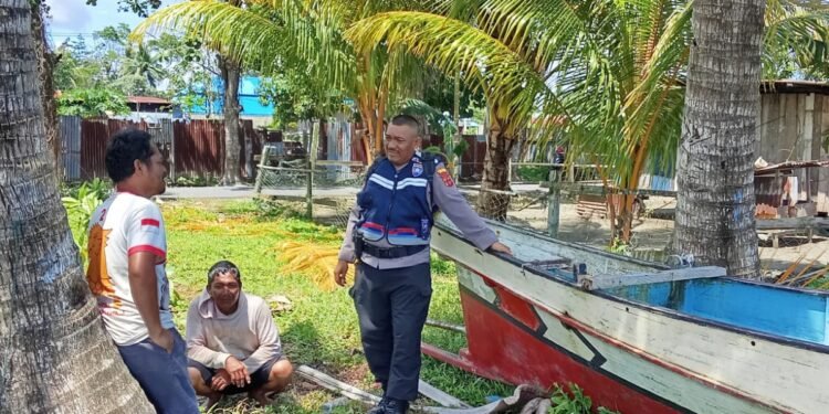 Sambangi Warga Pesisir, Bhabinkamtibmas Sarmi Kota Ajak Jaga Kamtibmas