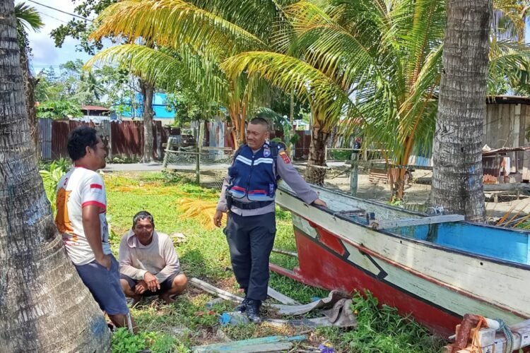 Sambangi Warga Pesisir, Bhabinkamtibmas Sarmi Kota Ajak Jaga Kamtibmas