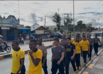 Polres Jayawijaya Gelar Jalan Santai untuk Tingkatkan Kebugaran dan Soliditas Personel