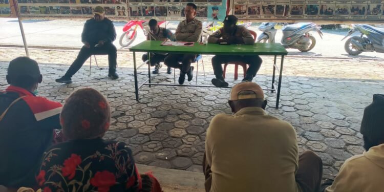 Sat Binmas Polres Jayawijaya Fasilitasi Mediasi Kasus Penganiayaan Melalui Pendekatan Kekekeluargaan