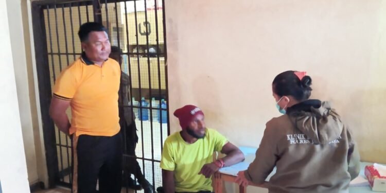 Sat Tahti Polres Jayawijaya Berikan Pelayanan Kepada Para Tahanan di Rutan