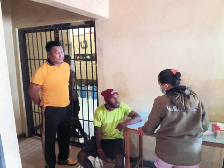 Sat Tahti Polres Jayawijaya Berikan Pelayanan Kepada Para Tahanan di Rutan