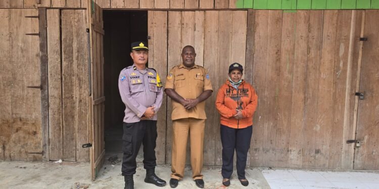 Peduli Kamtibmas, Bapenda Kabupaten Sarmi Dukung Pos Kamling di Pasar Mararena