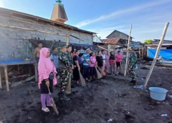 Wujudkan Lingkungan Asri, Koramil 03 Likupang Karya Bakti Bersihkan Pesisir Pantai Desa Likupang Kampung Ambong