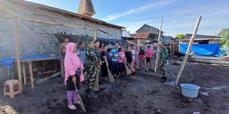 Wujudkan Lingkungan Asri, Koramil 03 Likupang Karya Bakti Bersihkan Pesisir Pantai Desa Likupang Kampung Ambong