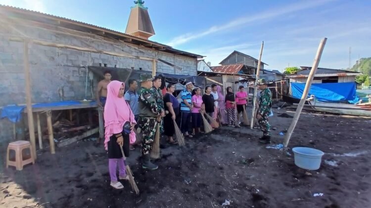 Wujudkan Lingkungan Asri, Koramil 03 Likupang Karya Bakti Bersihkan Pesisir Pantai Desa Likupang Kampung Ambong