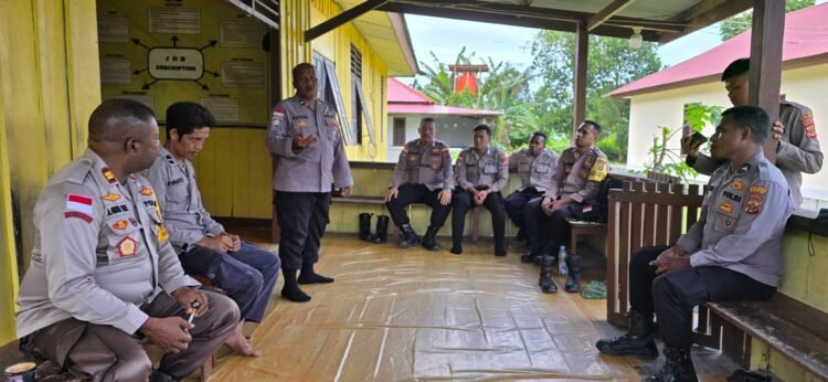Perkuat Peran Bhabinkamtibmas, Sat Binmas Polres Sarmi Gelar Anev di Polsek Pantai Barat
