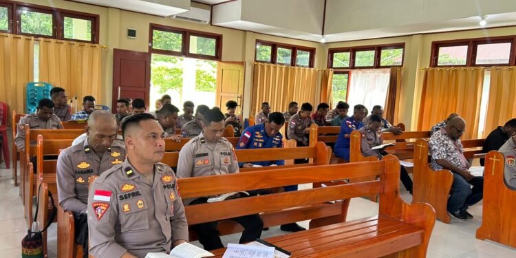 Tingkatkan Keimanan, Personel Kristen Polres Sarmi Laksanakan Binroh Penuh Khidmat