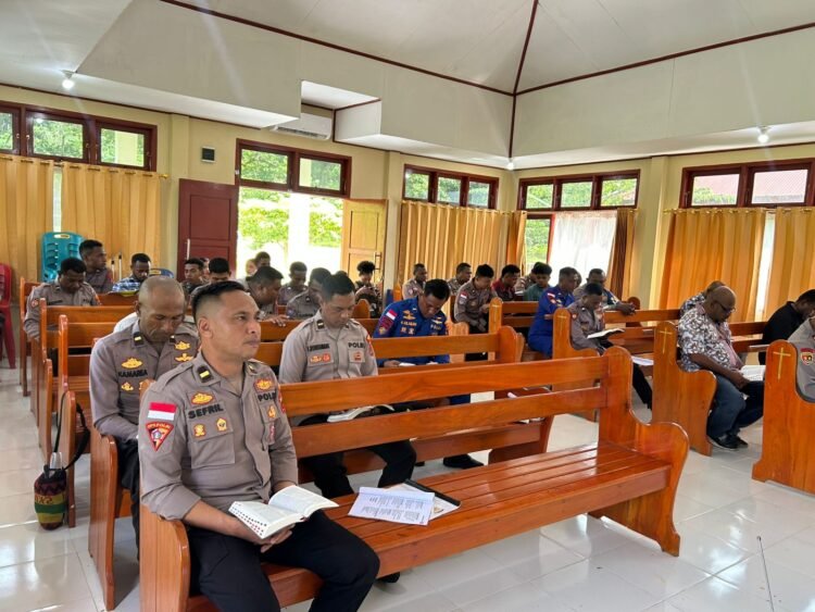 Tingkatkan Keimanan, Personel Kristen Polres Sarmi Laksanakan Binroh Penuh Khidmat