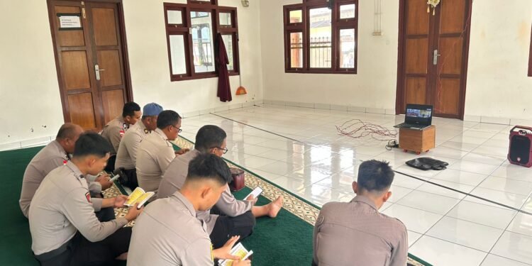 Tingkatkan Keimanan, Personel Kristen Polres Sarmi Laksanakan Binroh Penuh Khidmat