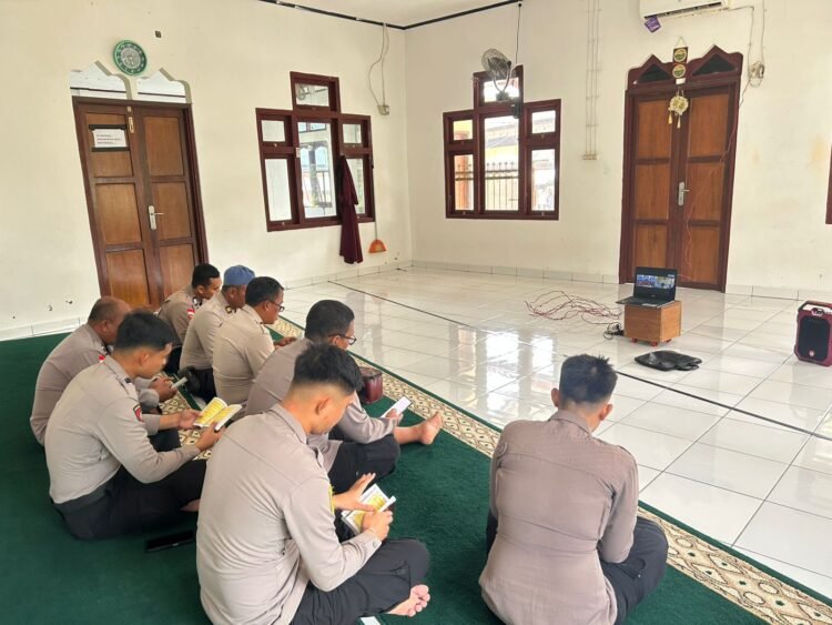 Tingkatkan Keimanan, Personel Kristen Polres Sarmi Laksanakan Binroh Penuh Khidmat