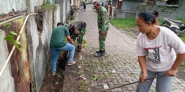 Cegah Penyebaran Penyakit, Koramil 01/Bitung dan Warga Pateten Satu Lakukan Karya Bakti