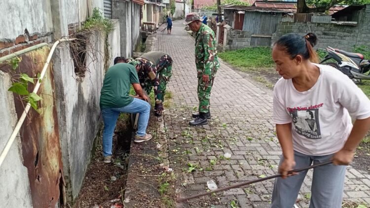 Cegah Penyebaran Penyakit, Koramil 01/Bitung dan Warga Pateten Satu Lakukan Karya Bakti