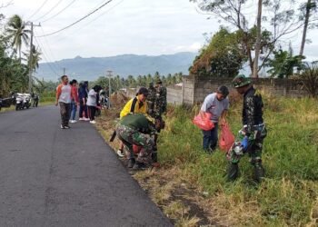 Pererat Kemanunggalan TNI-Rakyat, Koramil 1310-05/Kauditan Bersama Pemerintah dan Masyarakat Kauditan Bersihkan Jalan Poros