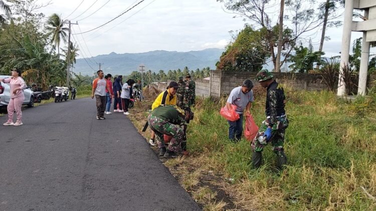 Pererat Kemanunggalan TNI-Rakyat, Koramil 1310-05/Kauditan Bersama Pemerintah dan Masyarakat Kauditan Bersihkan Jalan Poros