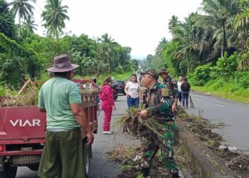 Wujud Nyata Pengabdian TNI, Koramil 04/Dimembe Gotong-Royong Bersama Masyarakat Bersihkan Jalan Utama