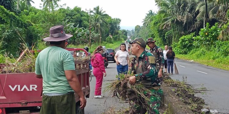 Wujud Nyata Pengabdian TNI, Koramil 04/Dimembe Gotong-Royong Bersama Masyarakat Bersihkan Jalan Utama