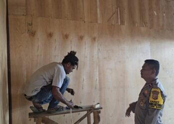 Bhabin Kelurahan Mararena Bangun Pos Satkamling Pasar Mararena Bersama Warga Binaan