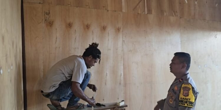 Bhabin Kelurahan Mararena Bangun Pos Satkamling Pasar Mararena Bersama Warga Binaan