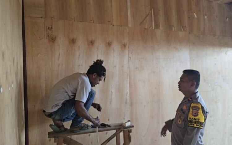 Bhabin Kelurahan Mararena Bangun Pos Satkamling Pasar Mararena Bersama Warga Binaan