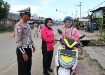 Sentuhan Cinta di Hari ke-14 Ops Cartenz 2025, Sat Lantas Sarmi Bagikan Bunga untuk Pengendara