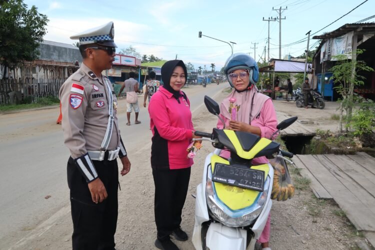 Sentuhan Cinta di Hari ke-14 Ops Cartenz 2025, Sat Lantas Sarmi Bagikan Bunga untuk Pengendara