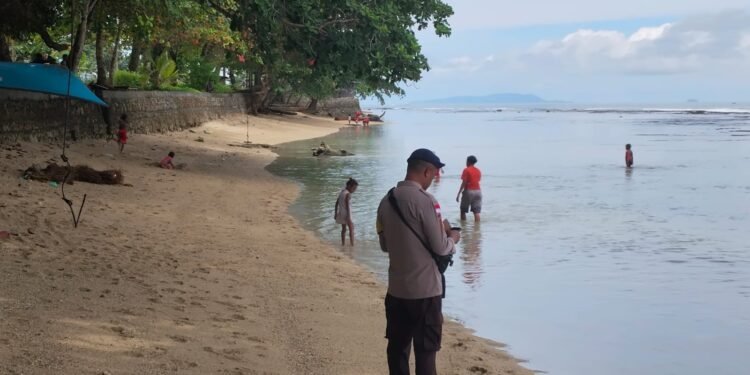 Satpolairud polres sarmi laksanakan pengamanan dan pemantauan serta himbauan keselamatan