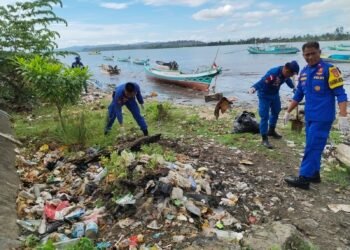 Sat polairud Polres Sarmi Laksanakan Program ASRI di Pantai Kampung Nelayan Sarmi Kota