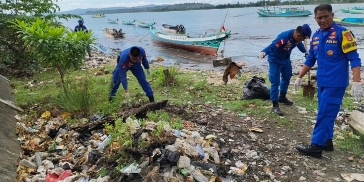 Sat polairud Polres Sarmi Laksanakan Program ASRI di Pantai Kampung Nelayan Sarmi Kota