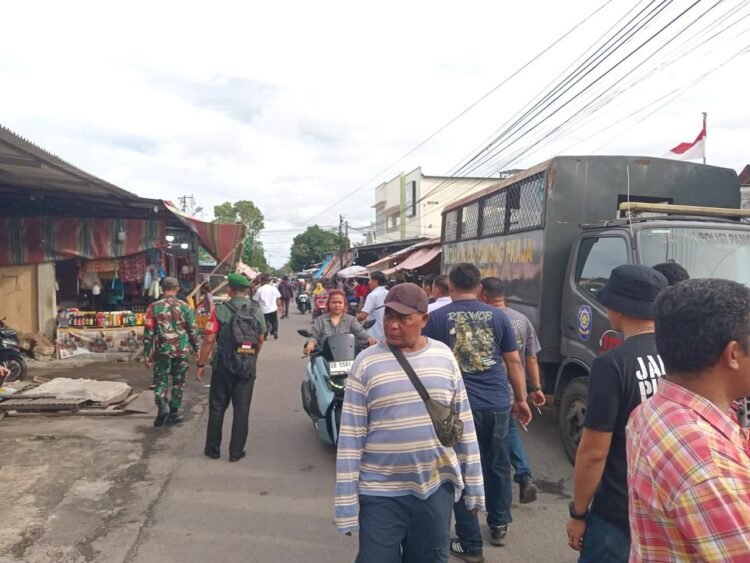 Kembalikan Fungsi Jalan dan Trotoar, Aparat Gabungan TNI, Polri dan Satpol PP Tertibkan Pasar Girian