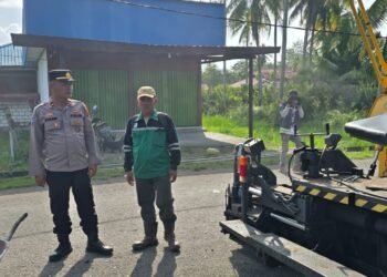 Sat Binmas Berikan Himbauan Bagi Pekerja Pengaspalan di Base Camp Sarmi