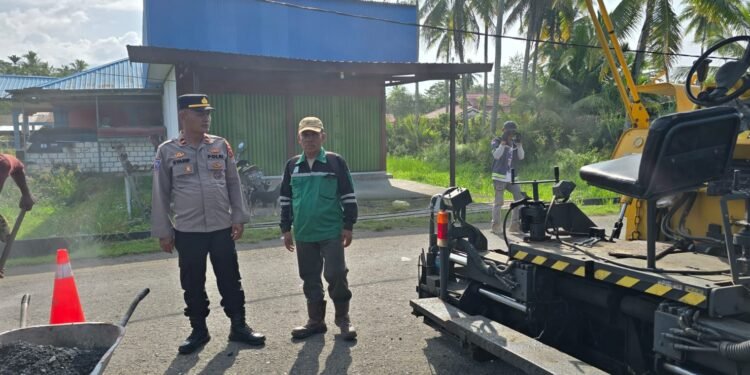 Sat Binmas Berikan Himbauan Bagi Pekerja Pengaspalan di Base Camp Sarmi