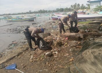 Satu Jam Awal Resik, Sat polairud Polres Sarmi Perkuat Komitmen Jaga Kebersihan Pantai