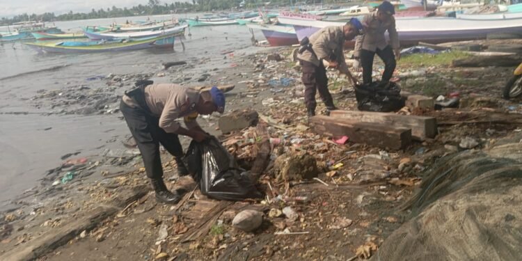 Satu Jam Awal Resik, Sat polairud Polres Sarmi Perkuat Komitmen Jaga Kebersihan Pantai