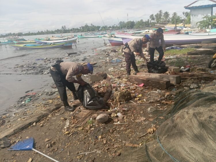 Satu Jam Awal Resik, Sat polairud Polres Sarmi Perkuat Komitmen Jaga Kebersihan Pantai