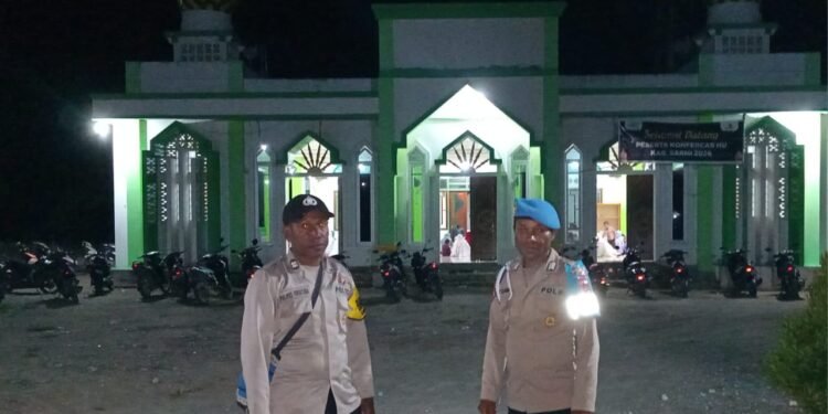 Personel Polres Sarmi dan Polsek Jajaran Intensifkan Pengamanan Sholat Tarawih