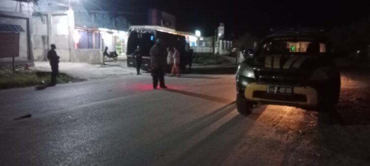 Personel Polres Jayawijaya Amankan Sholat Tarawih di Masjid Nurul Anwar