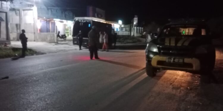 Personel Polres Jayawijaya Amankan Sholat Tarawih di Masjid Nurul Anwar