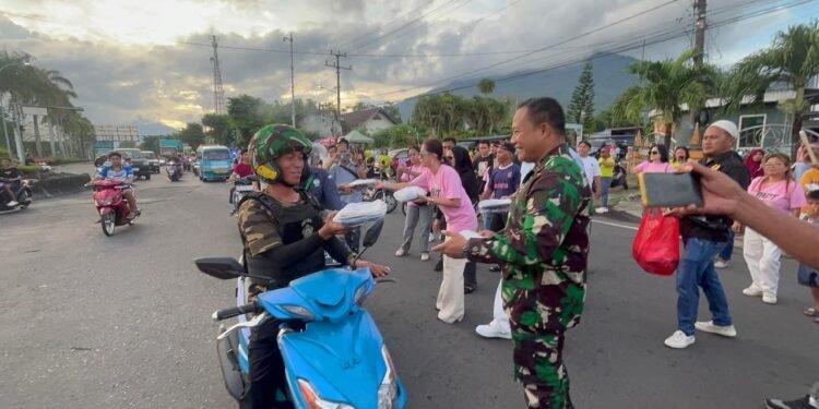 Tumbuhkan Semangat Berbagi, Dandim 1310/Bitung dan Wakil Walikota Bitung Turut Bagi-Bagi Takjil Bersama Komisi III DPR RI MDT