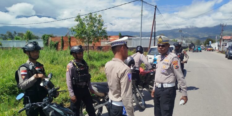 Polres Jayawijaya Amankan Pelaksanaan Sholat Tarawih Di Masjid Jami Al-ihsan Wamena