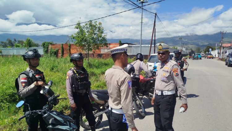 Polres Jayawijaya Amankan Pelaksanaan Sholat Tarawih Di Masjid Jami Al-ihsan Wamena