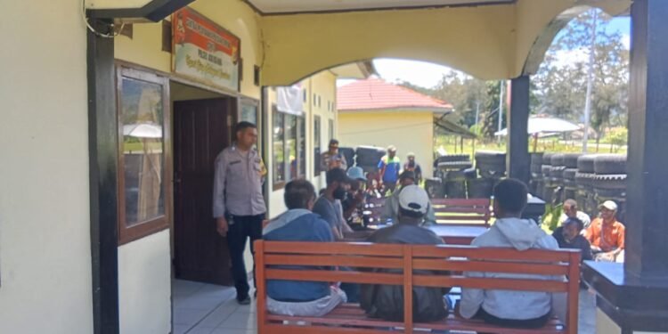 Polsek Asologaima Fasilitasi Mediasi Penyelesaian Laka Lantas Secara Kekeluargaan